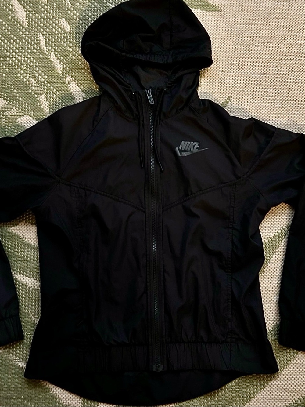 Nike Windrunner Hooded Jacket in Black Women’s size S